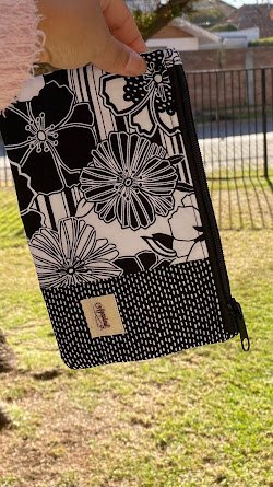 Estuche "Flowers in black & white"