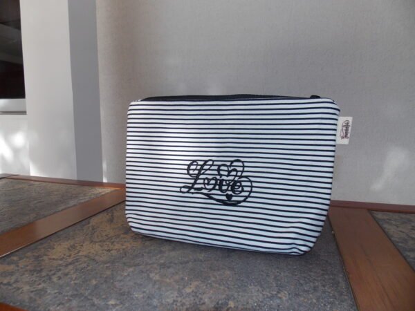 Estuche "Love" rayado 2
