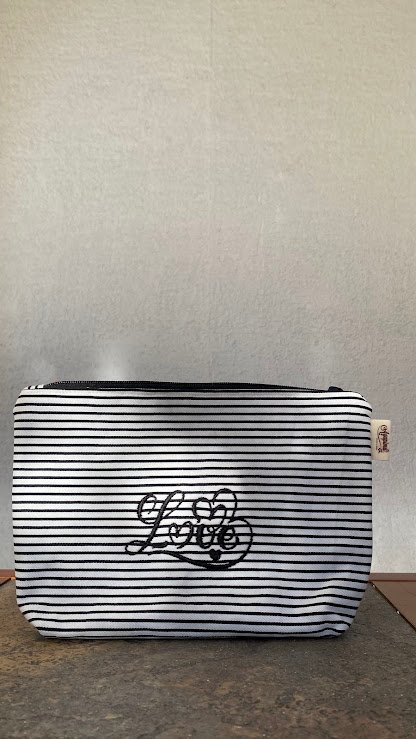 Estuche "Love" rayado 2